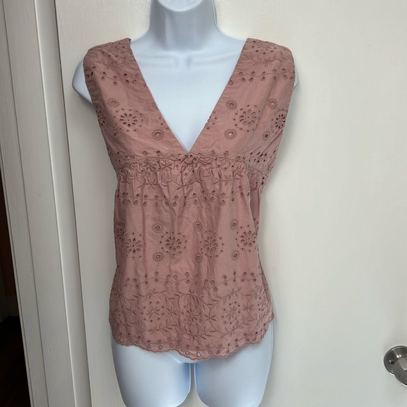 Loft, Mauve colored eyelet sleeveless shirt, fully lined, reversible?? Size XL - Picture 5 of 9